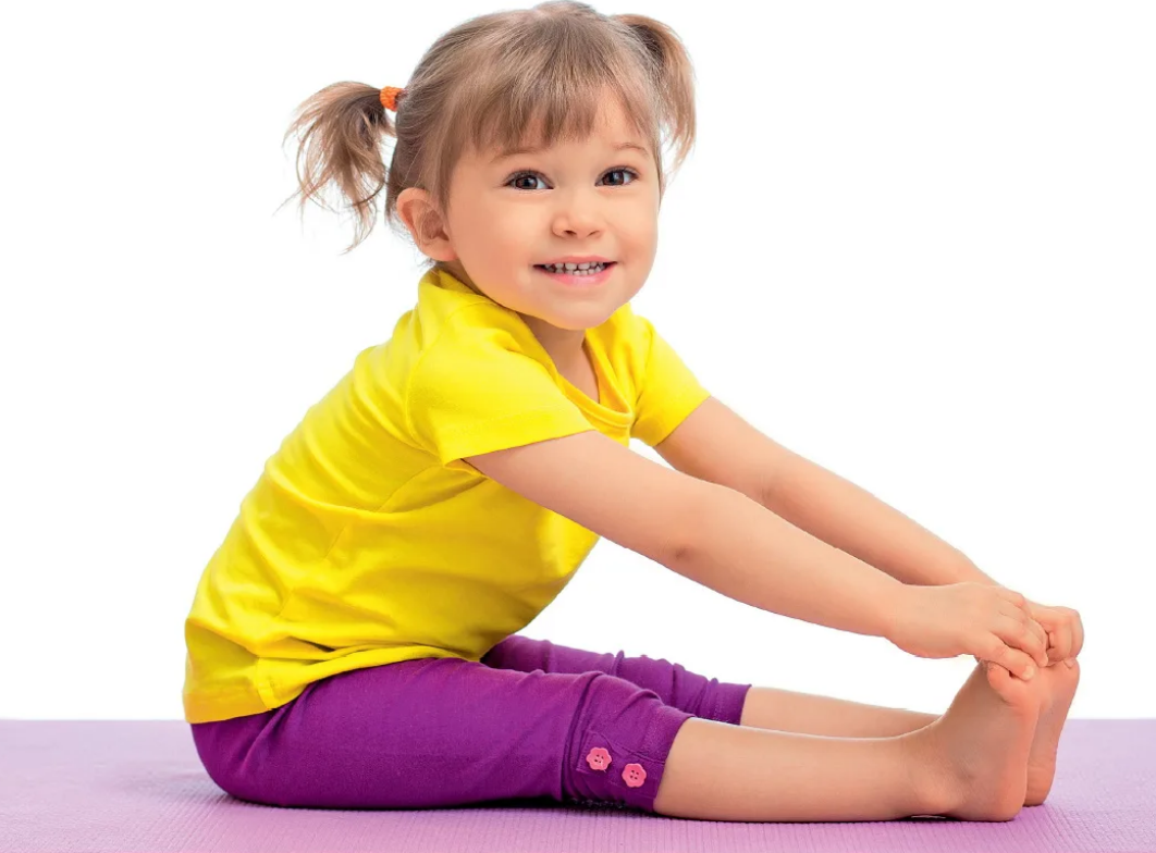 Ребенок сидит на ножках. Гимнастика для детей. Детские упражнения. Гимнастические упражнения для детей. Йога для детей.